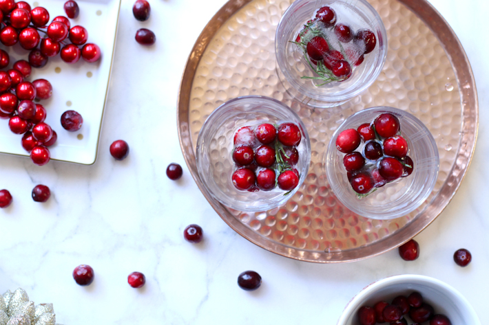 How to Make Pretty Holiday Ice Cubes
